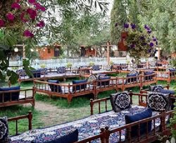 بهترین رستوران ها با موسیقی زنده در اصفهان 1404: راهنمای جامع سفره خانه های سنتی و باغ های لوکس