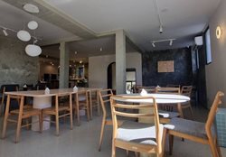 کافه رستوران بی بای تهران: بررسی جامع دکوراسیون، منوی خاص و داستان یک مقصد اروپایی در قلب ونک