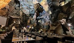 پرطرفدارترین رستوران های کیش در پاییز 1404: تحلیل ترندهای جستجوی گوگل و تعاملات اینستاگرام