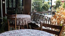 بهترین کافه های نوستالژیک میدان شهرداری رشت (1404): سفری به قلب تاریخ و طعم گیلان