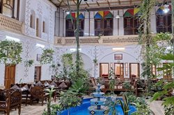 رستورانهای سنتی کاشان 1404: راهنمای جامع بهترین سفره خانه های نزدیک بازار و باغ فین