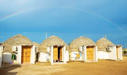 رزرو اقامتگاه بومگردی ساحلی قشم 1404: کشف بهترین گزینه های اقتصادی و اصیل