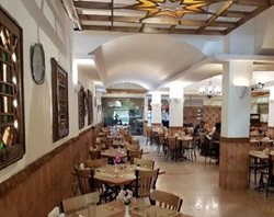 راهنمای کامل رستورانهای ارزان تبریز: منو و قیمت غذای سنتی نزدیک بازار و مرکز شهر