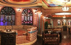 بهترین رستورانهای قم در 1404: راهنمای جامع باغ رستورانها و سفره خانه های سنتی نزدیک حرم