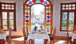 بهترین رستورانهای سنتی و غذای اصیل شیرازی در پاییز 1404: راهنمای جامع شکم گردی و عمارتهای تاریخی