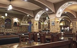 رستوران گناوه 1404: راهنمای جامع بهترین رستورانهای دریایی و سنتی گناوه و برآورد قیمت غذای محلی