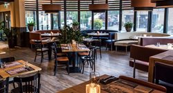 معرفی تعدادی از بهترین رستوران های بام لند با منظره خیره کننده دریاچه چیتگر 1404