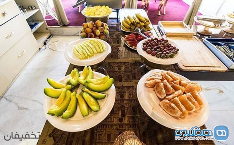 36% تخفیف بوفه مجلل صبحانه و میز بار میوه در رستوران فلورانس
