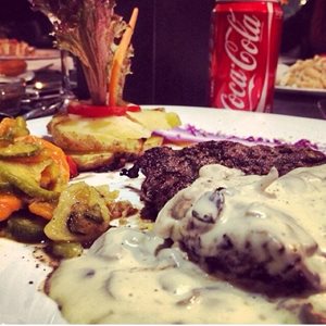 تهران-رستوران-رمان-80241