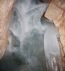 غار یخ اصفهان