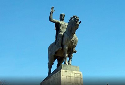 تفلیس-یادبود-شاه-وختانگ-Statue-of-King-Vakhtang-Gorgasali-139884