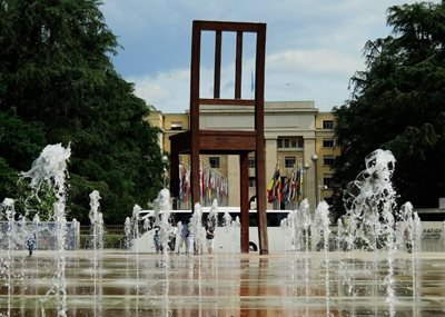 ژنو-صندلی-شکسته-سازمان-ملل-Broken-Chair-Sculpture-154763