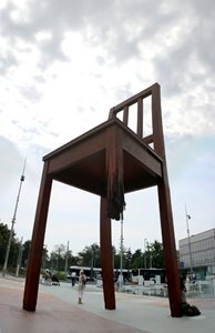 ژنو-صندلی-شکسته-سازمان-ملل-Broken-Chair-Sculpture-154779