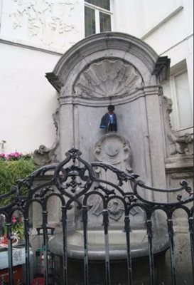 بروکسل-مجسمه-Manneken-Pis-160347