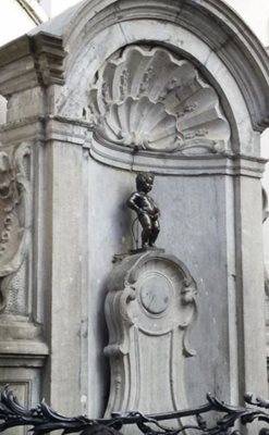 بروکسل-مجسمه-Manneken-Pis-160344
