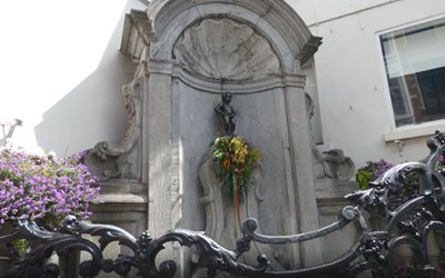 بروکسل-مجسمه-Manneken-Pis-160350