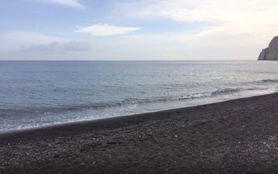 سانتورینی-ساحل-کاماری-Kamari-Beach-163522