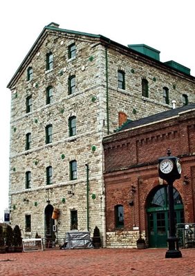 تورنتو-کافه-Balzac-s-Distillery-District-Cafe-199117