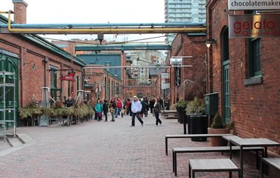 تورنتو-کافه-Balzac-s-Distillery-District-Cafe-199115