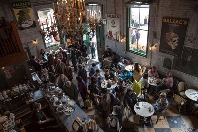 تورنتو-کافه-Balzac-s-Distillery-District-Cafe-199120