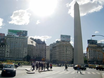 بوینس-آیرس-ستون-هرمی-شکل-سنگی-بوینس-آیرس-Obelisco-de-Buenos-Aires-200951