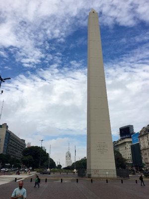بوینس-آیرس-ستون-هرمی-شکل-سنگی-بوینس-آیرس-Obelisco-de-Buenos-Aires-200960