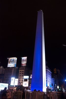 بوینس-آیرس-ستون-هرمی-شکل-سنگی-بوینس-آیرس-Obelisco-de-Buenos-Aires-200947