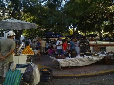 بوینس-آیرس-بازار-خیابانی-میدان-درقو-Plaza-Dorrego-201046
