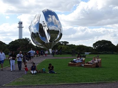 بوینس-آیرس-مجسمه-گل-غول-پیکر-Floralis-Generica-201215