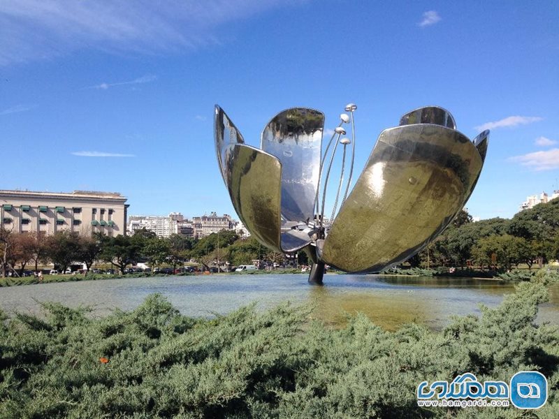 مجسمه گل غول پیکر Floralis Generica