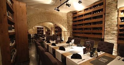 وارنا-رستوران-دی-واین-Di-Wine-Restaurant-211895