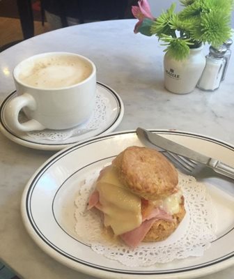 شیکاگو-کافه-و-شیرینی-پزی-تونی-Toni-Patisserie-Cafe-254749