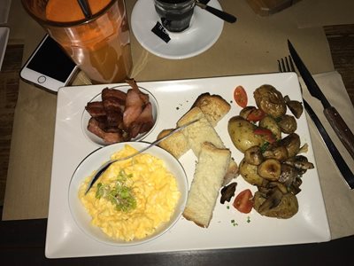 بارسلونا-کافه-Petit-Pot-Cafe-Bistro-274669