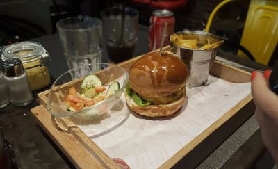 رباط-رستوران-Gotham-the-burger-city-رباط-301710