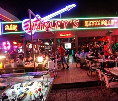 رستوران HARLEY'S Bar & Restaurant سانی بیچ