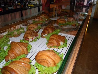 اودسا-کافه-12-Coffee-Croissants-340035