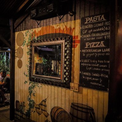 باغ رستوران پیتزا Giordanos Wood-Fire Pizza & Garden Restaurant