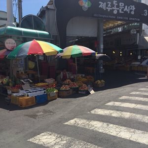 جزیره-جیجو-مرکز-خرید-دونگمون-جیجو-Dongmun-Market-371027