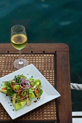 سنت-جرجس-سالن-غذا-خوری-سالیس-Sails-Restaurant-Bar-373555