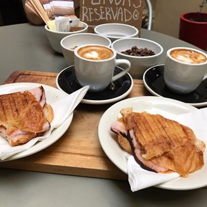 سان-خوآن-کافه-کوتارو-سومبراس-Cafe-Cuatro-Sombras-374864