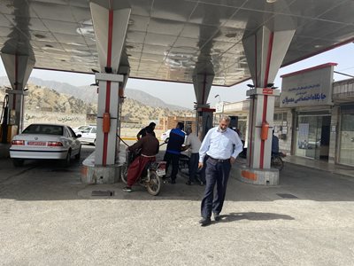 پل-دختر-جایگاه-سوخت-معمولان-516878