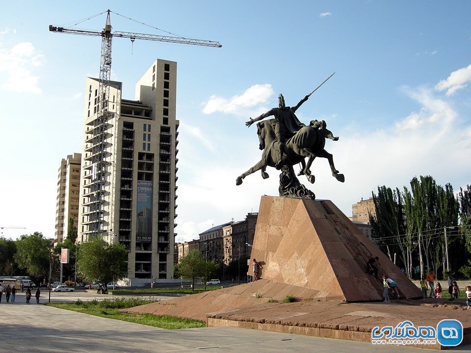 بازدید از مجسمه شخصیت های مهم در نقاط مختلف شهر ایروان