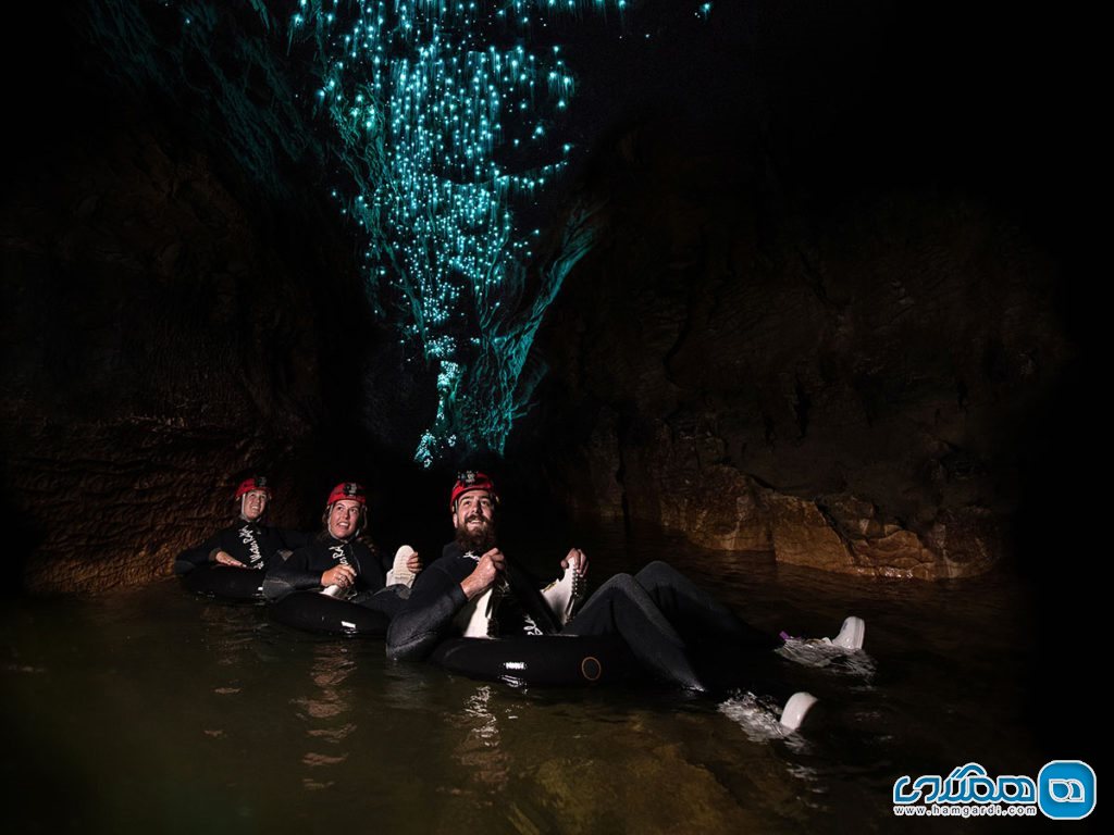 تماشای کرم های درخشان در غار وایتومو ، نیوزیلند