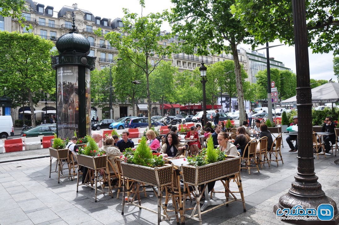 بلوارهای پر جنب و جوش و کافه های افسانه ای پاریس