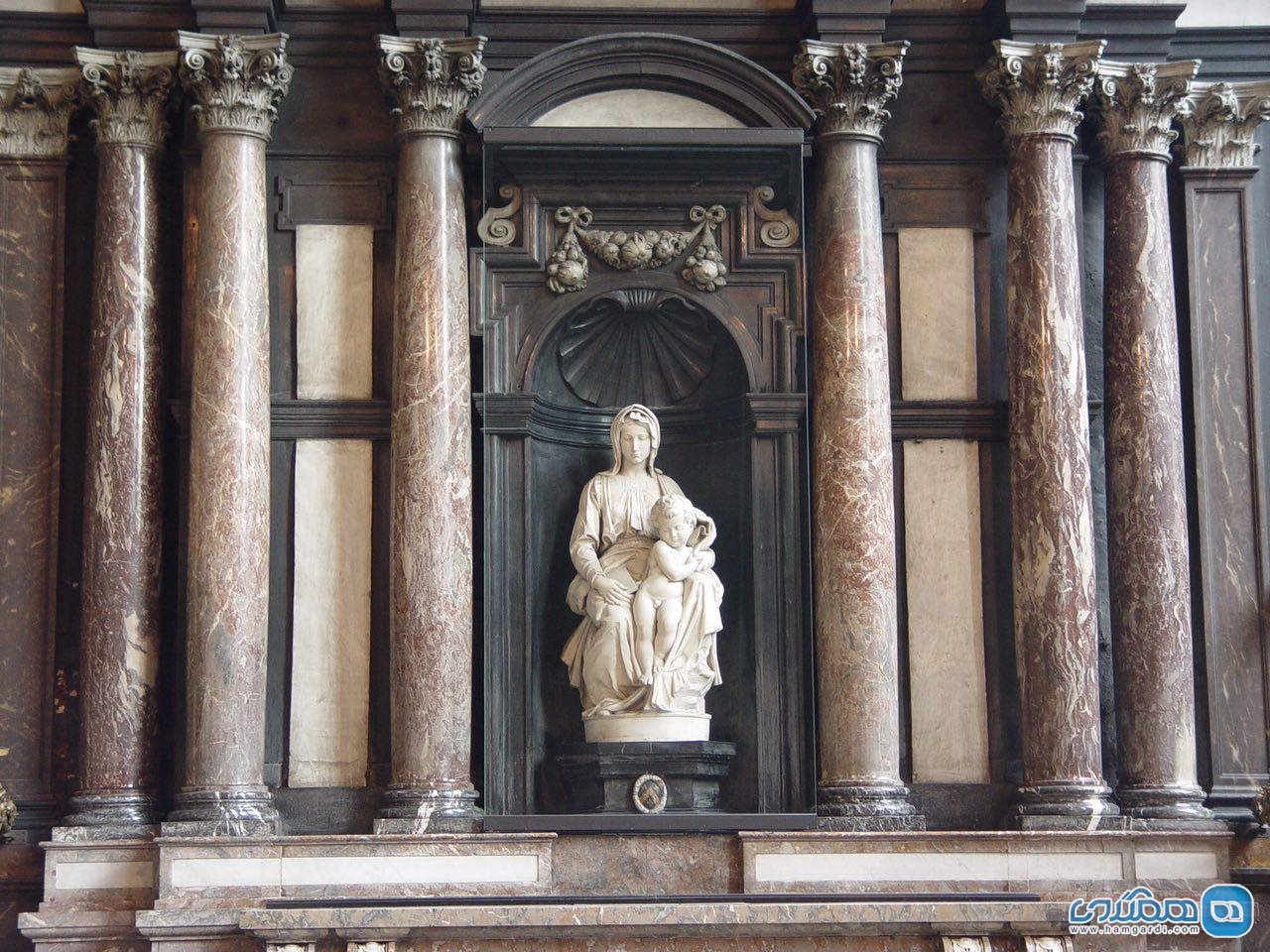 مجسمه مریم مقدس Madonna و فرزندش، اثر میکل آنژ Michelangelo