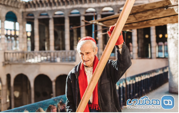 دون جاستو در حال کار بر روی کلیسا در ۹۰ سالگی