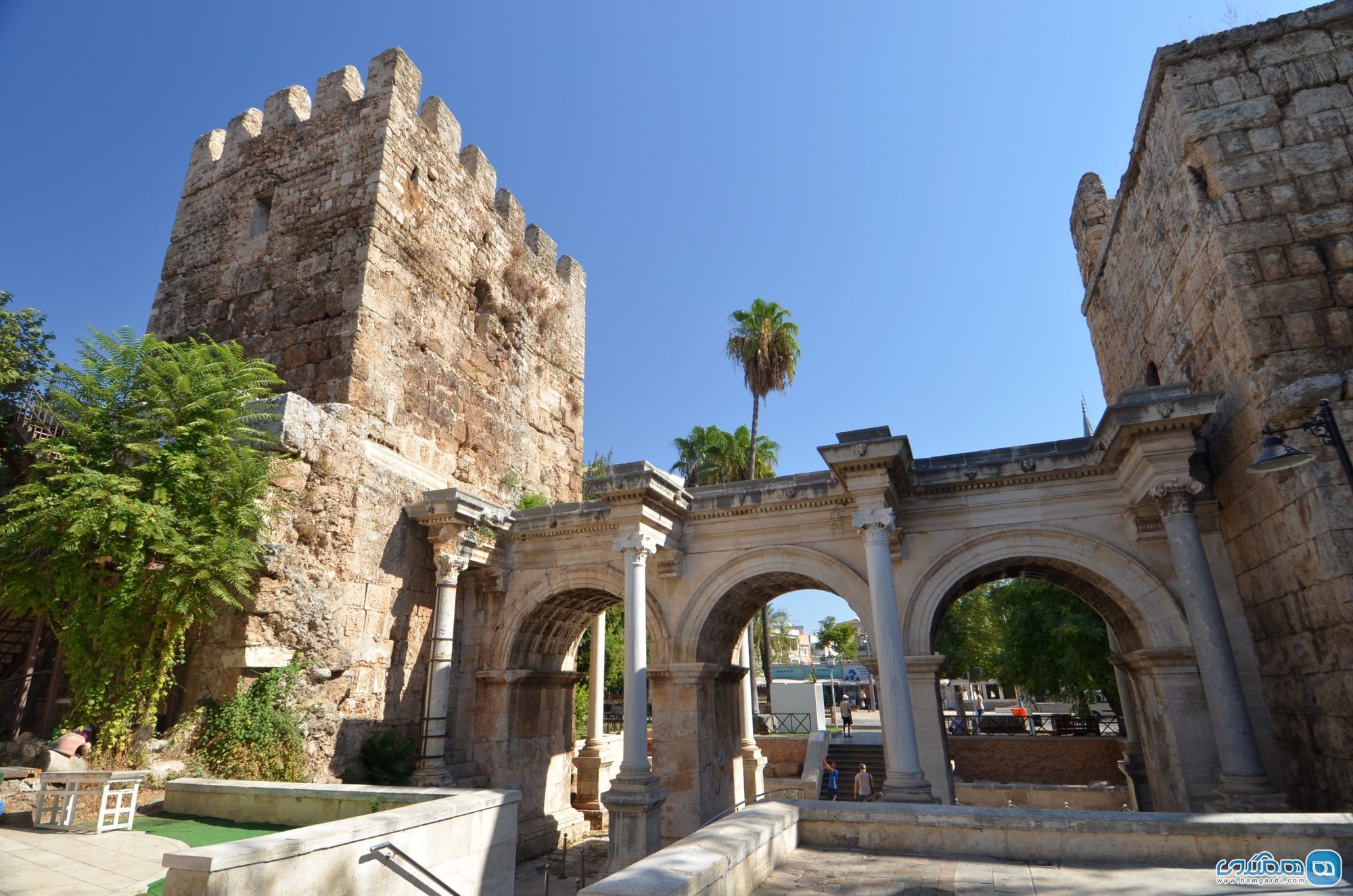 دروازه هادریان Hadrian's Gate