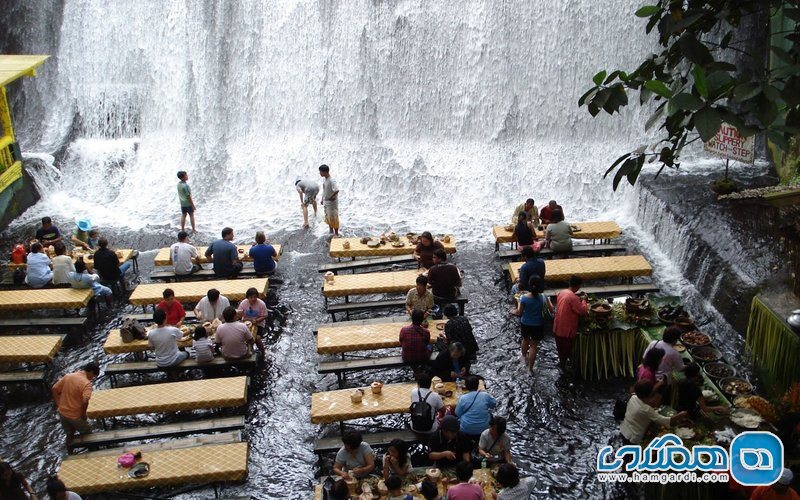رستورانی در کنار آبشار