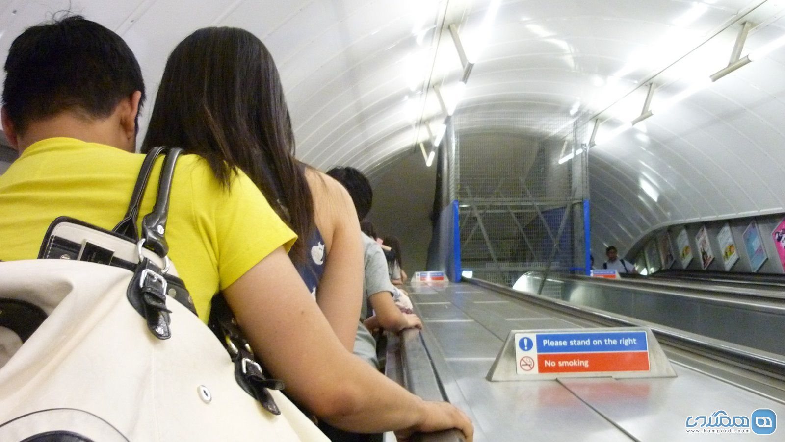 در ایستگاه های مترو می بایست سمت راست بایستید