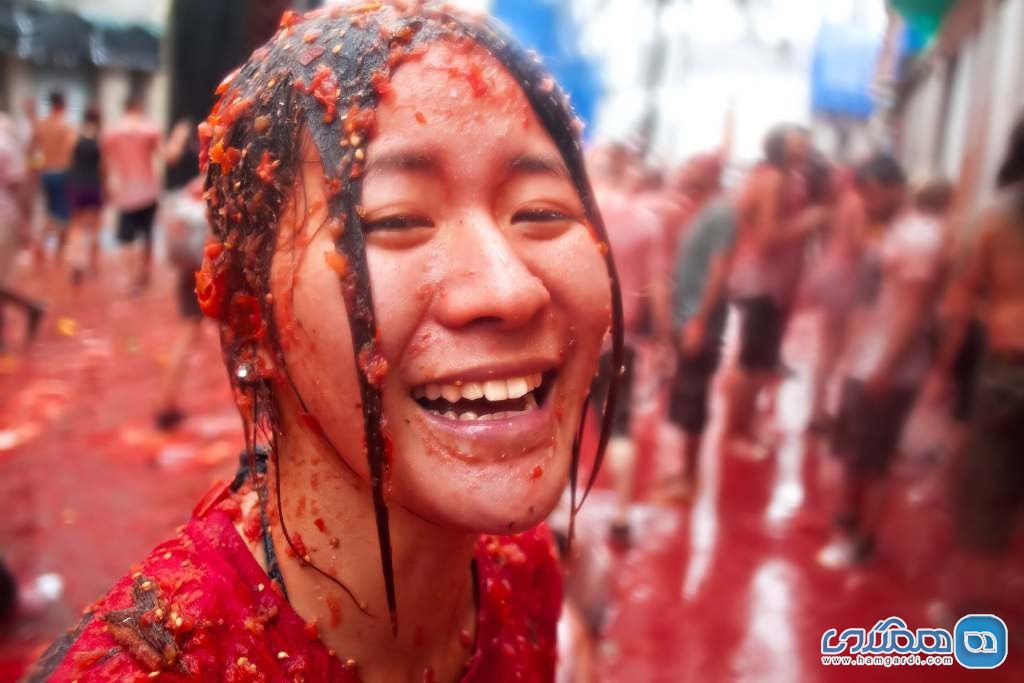 فستیوال La Tomatina یا جنگ پرتاب گوجه فرنگی 